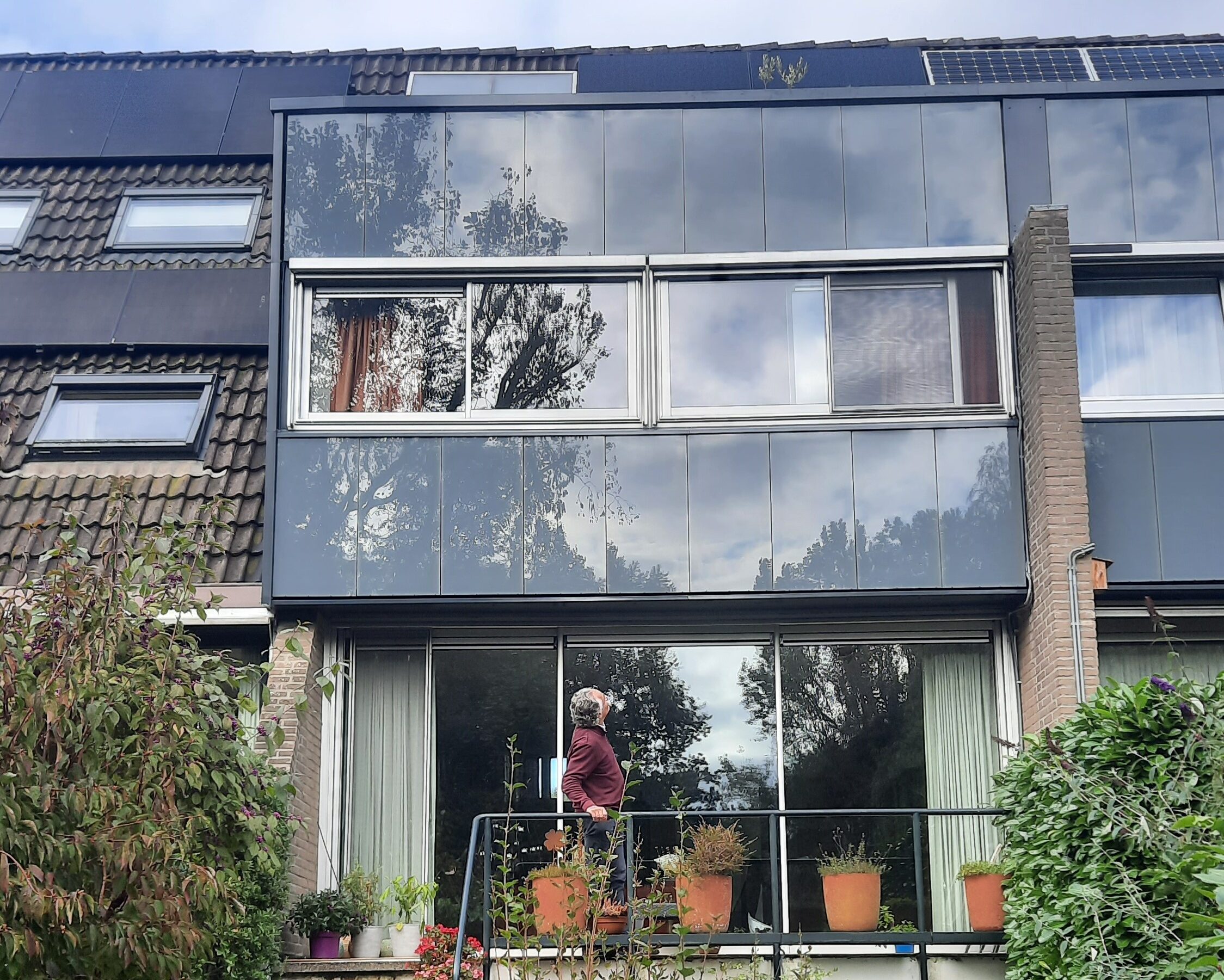 Woningeigenaar bekijkt verticale zonnepanelen